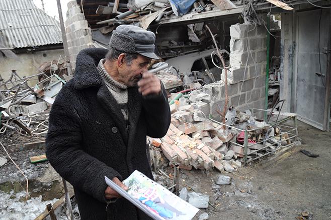 2015-2-ukraine-man-holding-photo-ukr