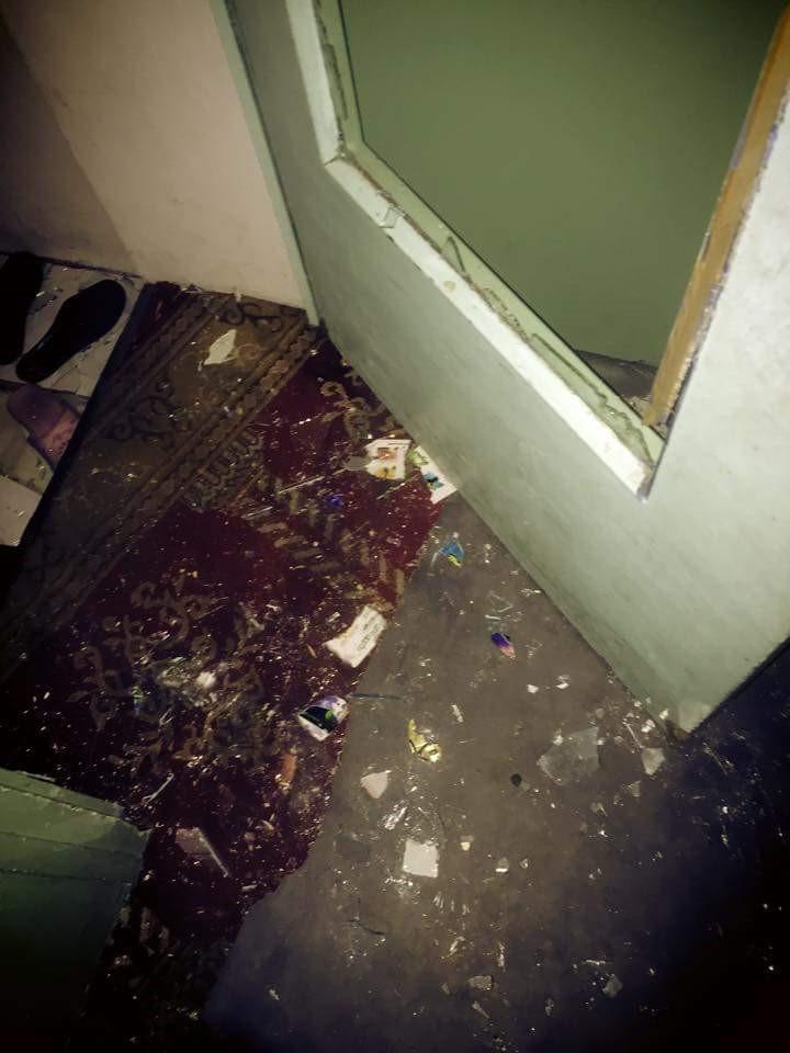 أضرار لحقت بمسجد أوبرفيلليه، وهي ضاحية شمال باريس، خلال مداهمة نُفذت بموجب قانون الطوارئ قامت بها الشرطة في 17 نوفمبر/تشرين الثاني 2015. 