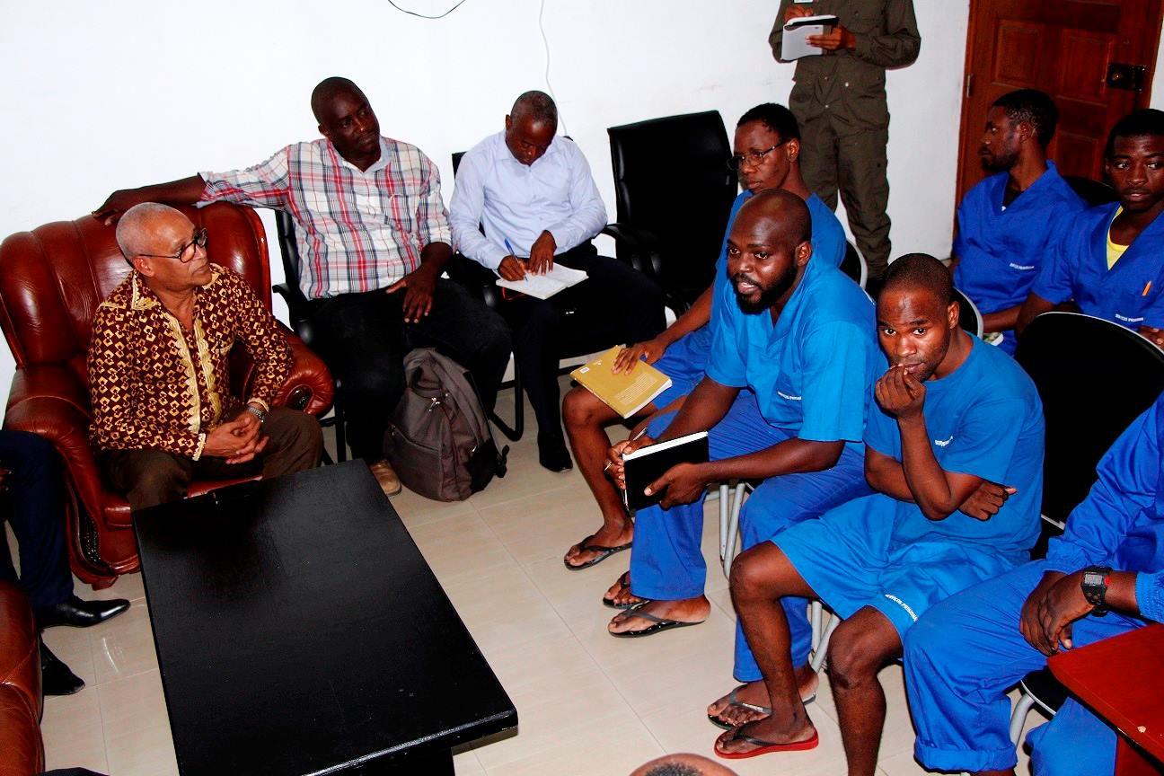 Imprisoned activists hold books during a rare visit by of opposition party members to Viana jail, April 2016. © 2016 Private 