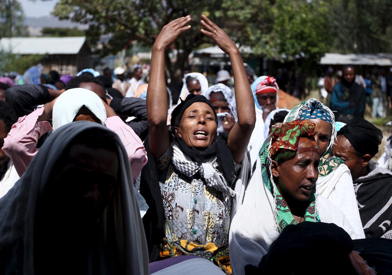 Women mourn during the funeral ceremony of Dinka Chala, a primary school teacher whom family members said was shot dead by military forces during a demonstration in Holonkomi town, Ethiopia on December 17, 2015. 