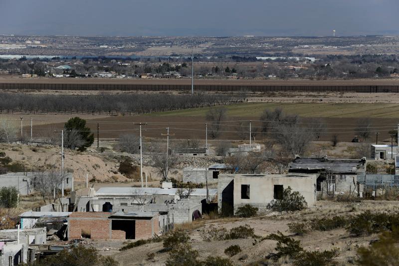 A general view shows part of the Loma Blanca neighborhood as a section of the border fence marking the boundarie with El Paso, U.S. is seen on the background, in Ciudad Juarez, Mexico January 18, 2017. 