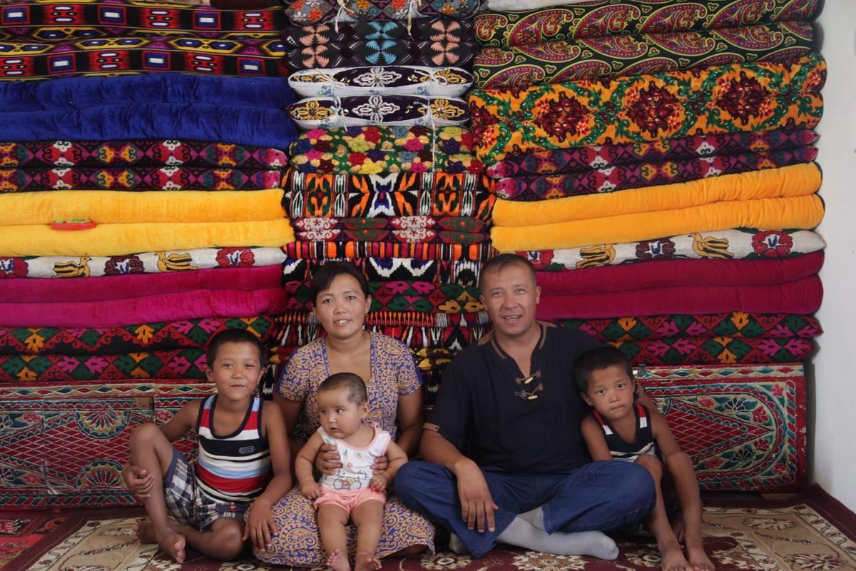 Правозащитник Уктам Пардаев с семьей до своего задержания 16 ноября 2015 года. Он два месяца провел под стражей, после чего был освобожден в зале суда после вынесения условного приговора.