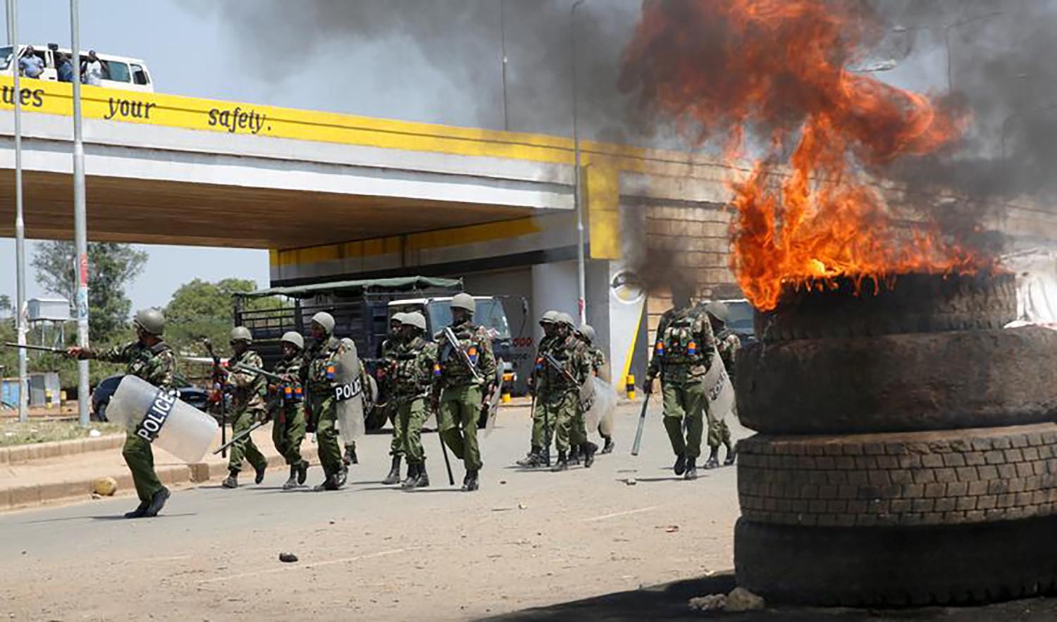 Riot policemen arrive to disperse protesters in Kisumu, Kenya after Kenya’s opposition leader Raila Odinga claimed he was going to reject the outcome of the August 8 elections. August 9, 2017. © 2017 Baz Ratner/Reuters