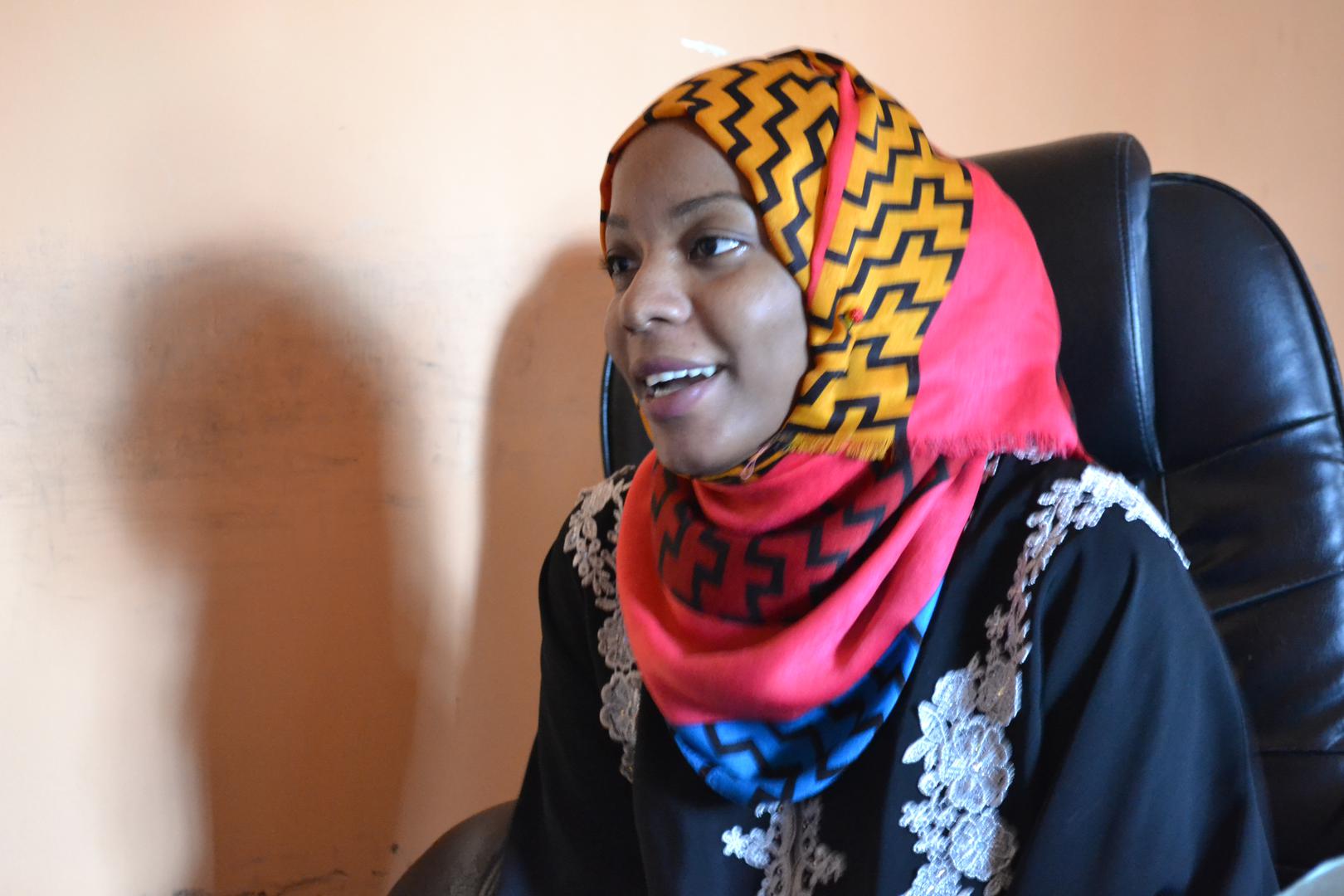 ​Lulu Omar, mratibu wa watumishi wa ndani Zanzibar: Chama cha Wafanyakazi wa Ndani, Mahotelini na Uhifadhi wa Tanzania (CHODAWU-Z), akielezea kampeni yake ya kusajili watumishi wa ndani wa Kitanzania kabla ya kuhama. Stone Town, Zanzibar, Tanzania.