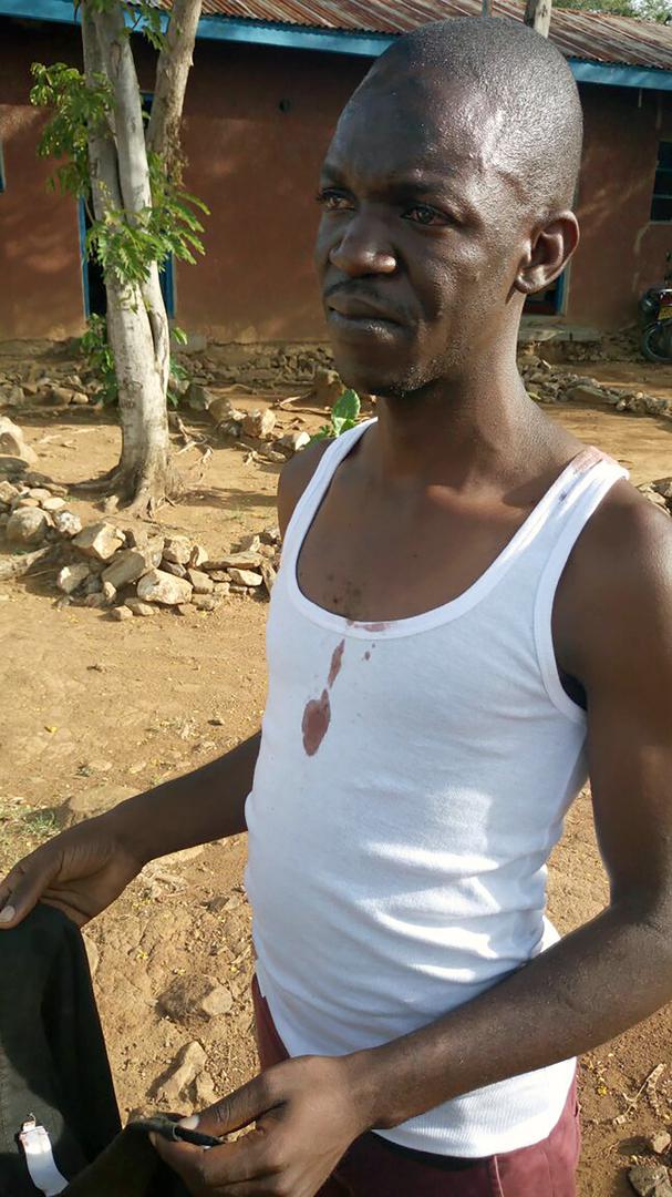 Le journaliste kenyan Isaiah Gwengi, du journal Standard, peu après avoir été remis en liberté par une unité de la police d’intervention rapide à Siaya, dans l’ouest du Kenya, le 23 mars 2017. Il a affirmé que les policiers l’ont forcé à se déshabiller av