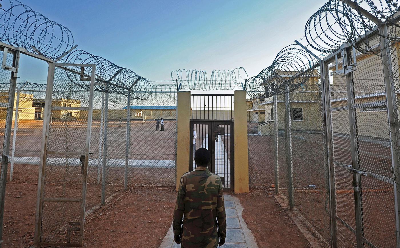 A prison warden at a prison in Garowe, Puntland state, in northeastern Somalia, December 2016. 
