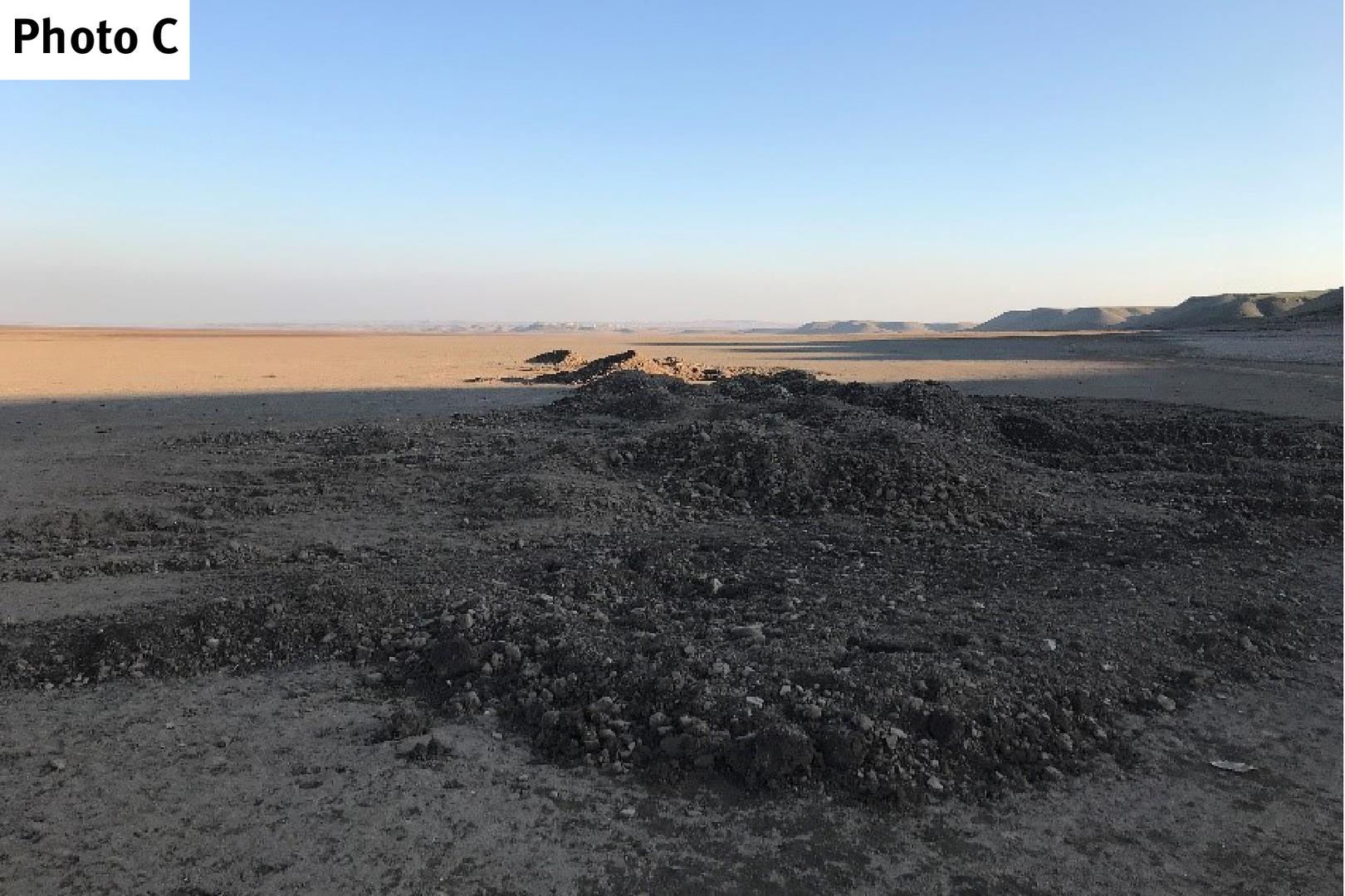  موقع مقبرة جماعية بالقرب من قرية بردية، زارته هيومن رايتس ووتش في 30 يناير/كانون الثاني. 2018 © بلقيس واللي/هيومن رايتس ووتش