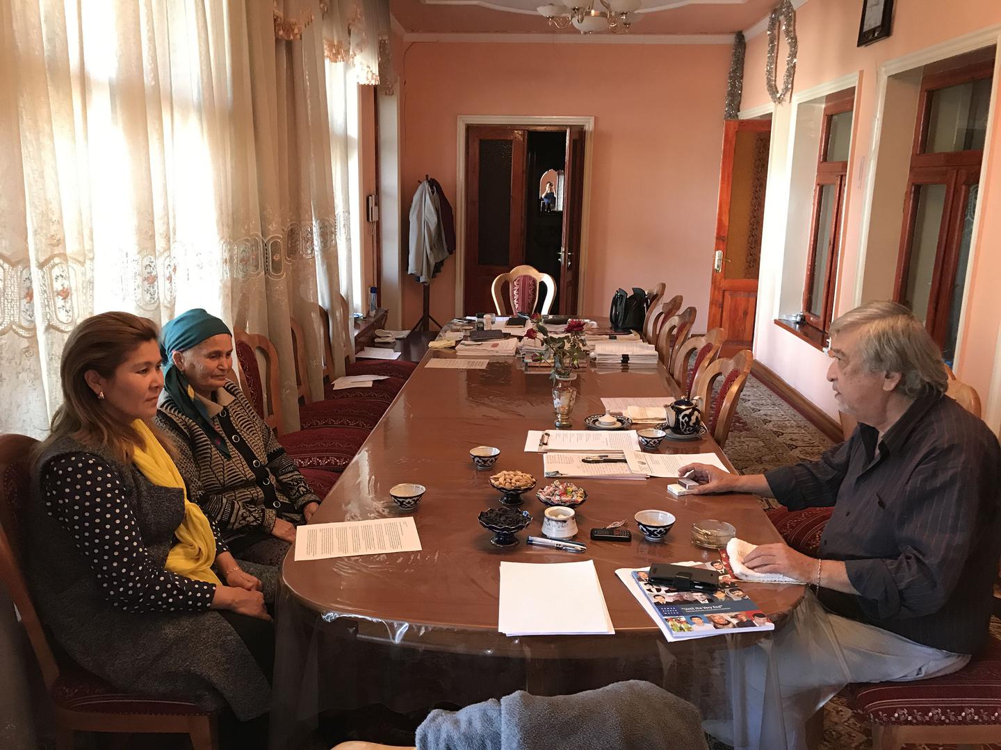 Жена арестованного журналиста Бобомурода Абдуллаева, Куттикиз Балхибаева, и его мать, Гавхаржон Мадаминова, встречаются с правозащитником Суратом Икрамовым в Ташкенте, ноябрь 2017 г.