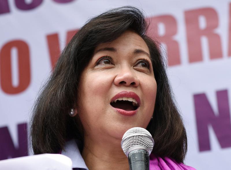 被撤职的菲律宾最高法院大法官塞雷诺（Maria Lourdes Sereno）在最高法院外对支持者讲话，菲律宾马尼拉，塔夫特大道，2018年5月11日。