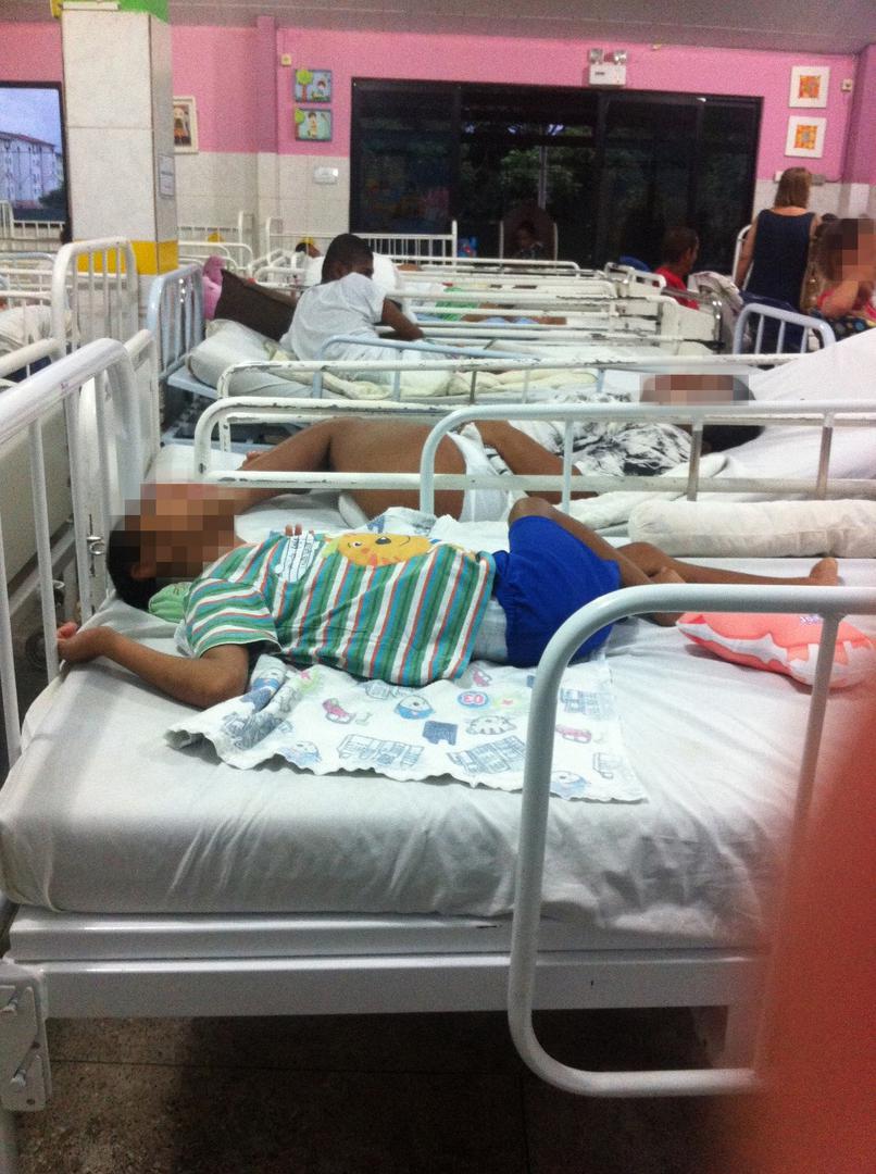 Um grupo de crianças com deficiência em uma instituição superlotada com 109 crianças na Bahia. 30 crianças, incluindo uma que tinha no máximo 5 anos, viviam nessa ala. 