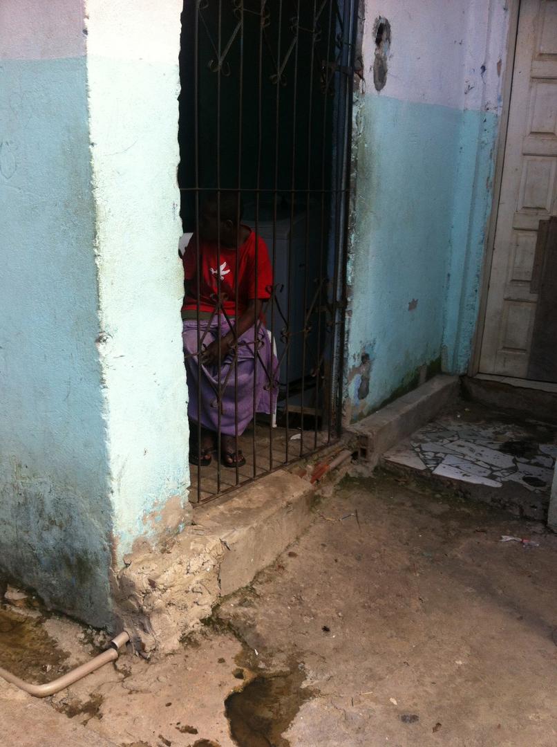 Um rapaz com deficiência física sentado em seu quarto em uma instituição na Bahia, a aproximadamente 200 metros do Oceano Atlântico. “Meu sonho é ver o mar, mas eu não tenho cadeira de rodas para ir e ver”, disse ele. 