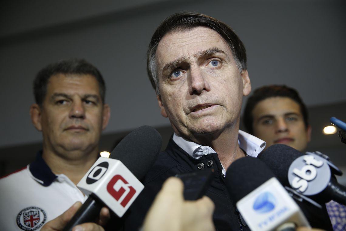 Jaera Bolsonaro with journalists