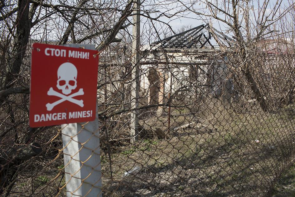 A sign warning of the presence of mines near the gray zone at the Stanitsa Luhanska crossing point.