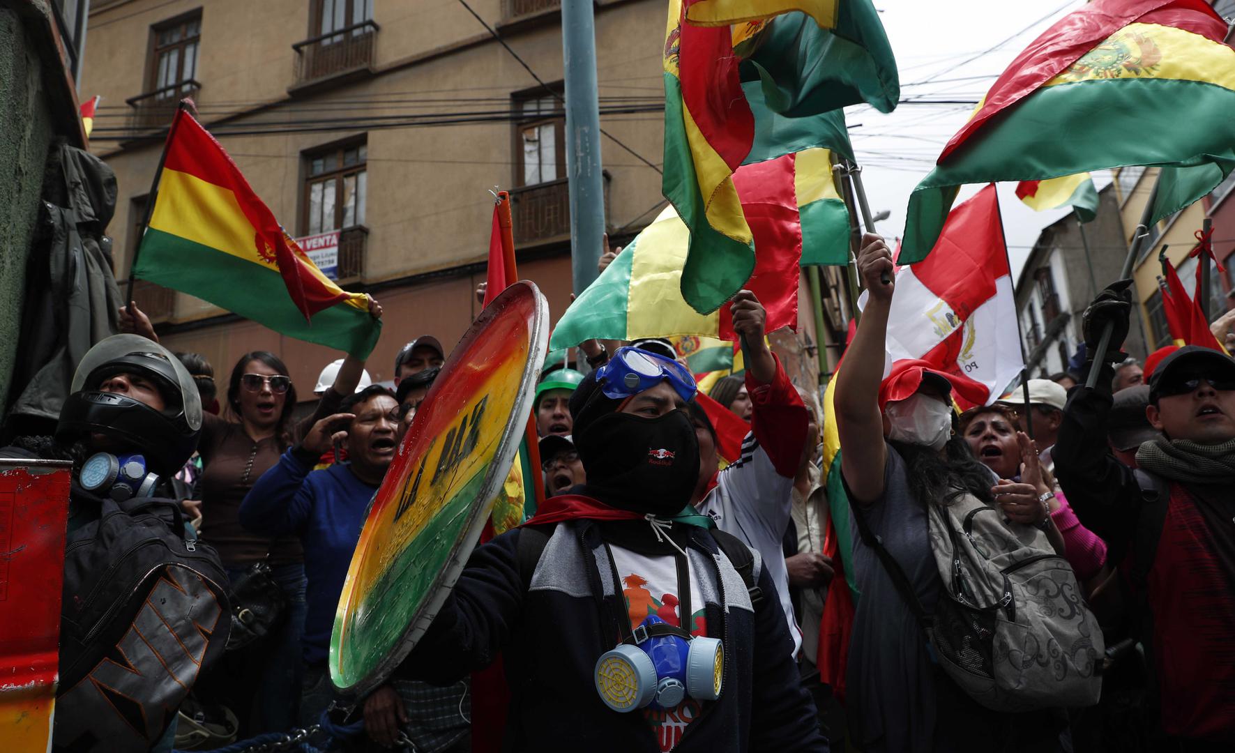 Manifestantes opositores que rechazan la reelección del presidente Evo Morales, reunidos a metros del palacio presidencial en La Paz, Bolivia, el sábado 9 de noviembre de 2019. 