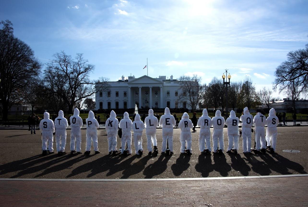 В Соединенных Штатах и во всем мире общественность все больше обеспокоена перспективой создания систем вооружения, способных принимать решение о выборе и поражении цели без участия человека.