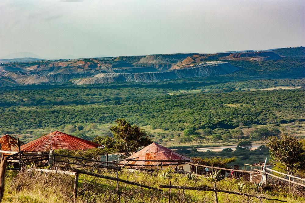 Coal mine in Somkhele viewed from Ocilwane village in Fuleni, KwaZulu-Natal. © 2018 Rob Symons