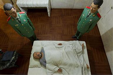 艾未未根据自己被拘留的恐怖经验创作模型艺术作品，在义大利威尼斯展出，2013年5月28日。