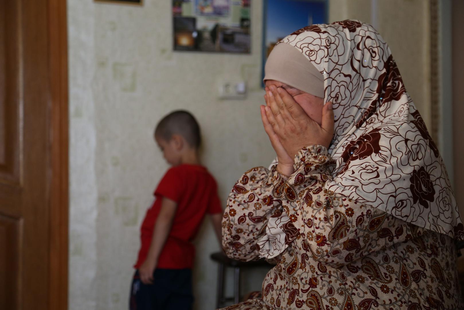 Лемара Омерова с внуком после ареста ее мужа и сына женщины 10 июня 2019 года в Крыму по политически мотивированным обвинениям в преступлении террористической направленности. 