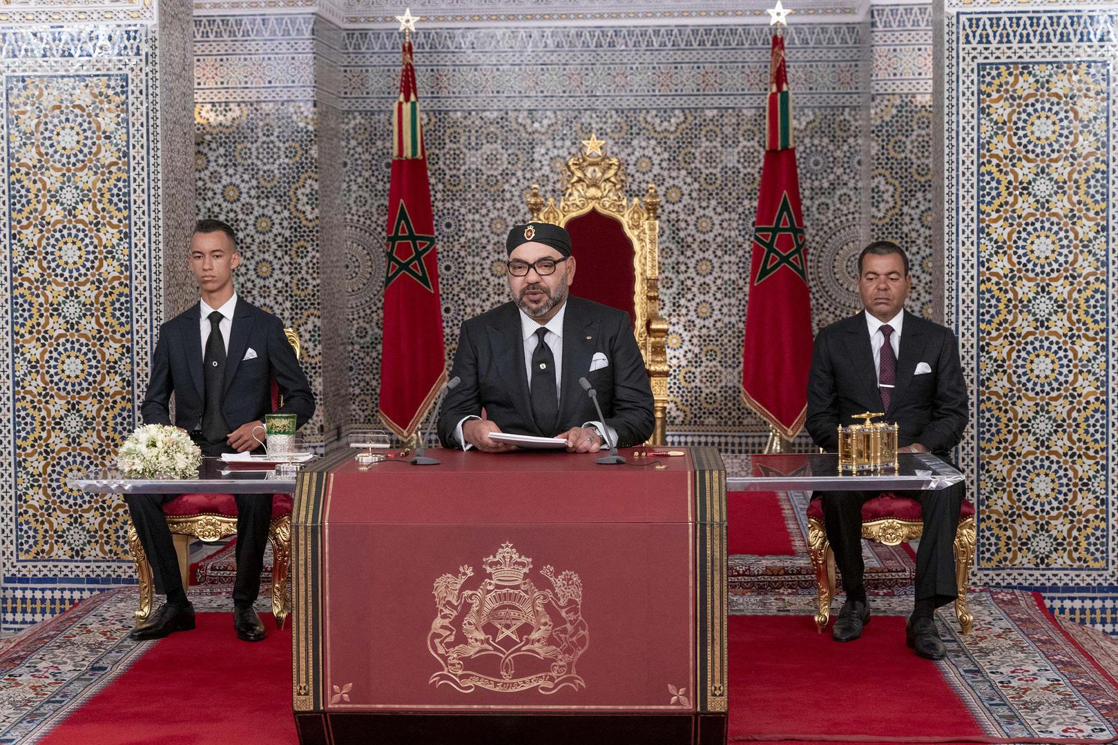 Le roi du Maroc Mohammed VI, assis entre son fils le prince Moulay Hassan (à gauche) et son frère le prince Moulay Rachid (à droite), prononce un discours le 29 juillet 2019, à la veille du 20ème anniversaire de son accession au trône, le 30 juillet 1999.