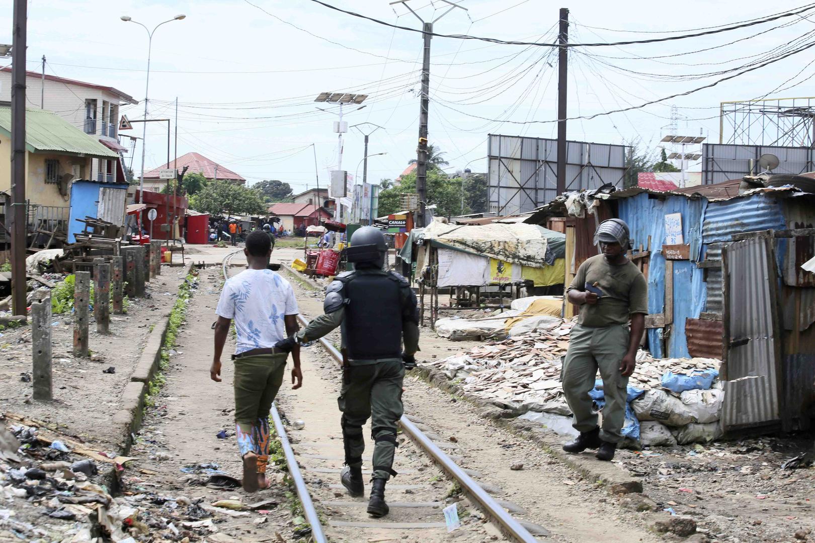 Police arrest a protester in Conakry, Guinea, on October 14, 2019. At least 9 people have been killed and dozens arrested during protests that  began on October 14 against a proposed new constitution and a possible third term for President Alpha Condé. © 