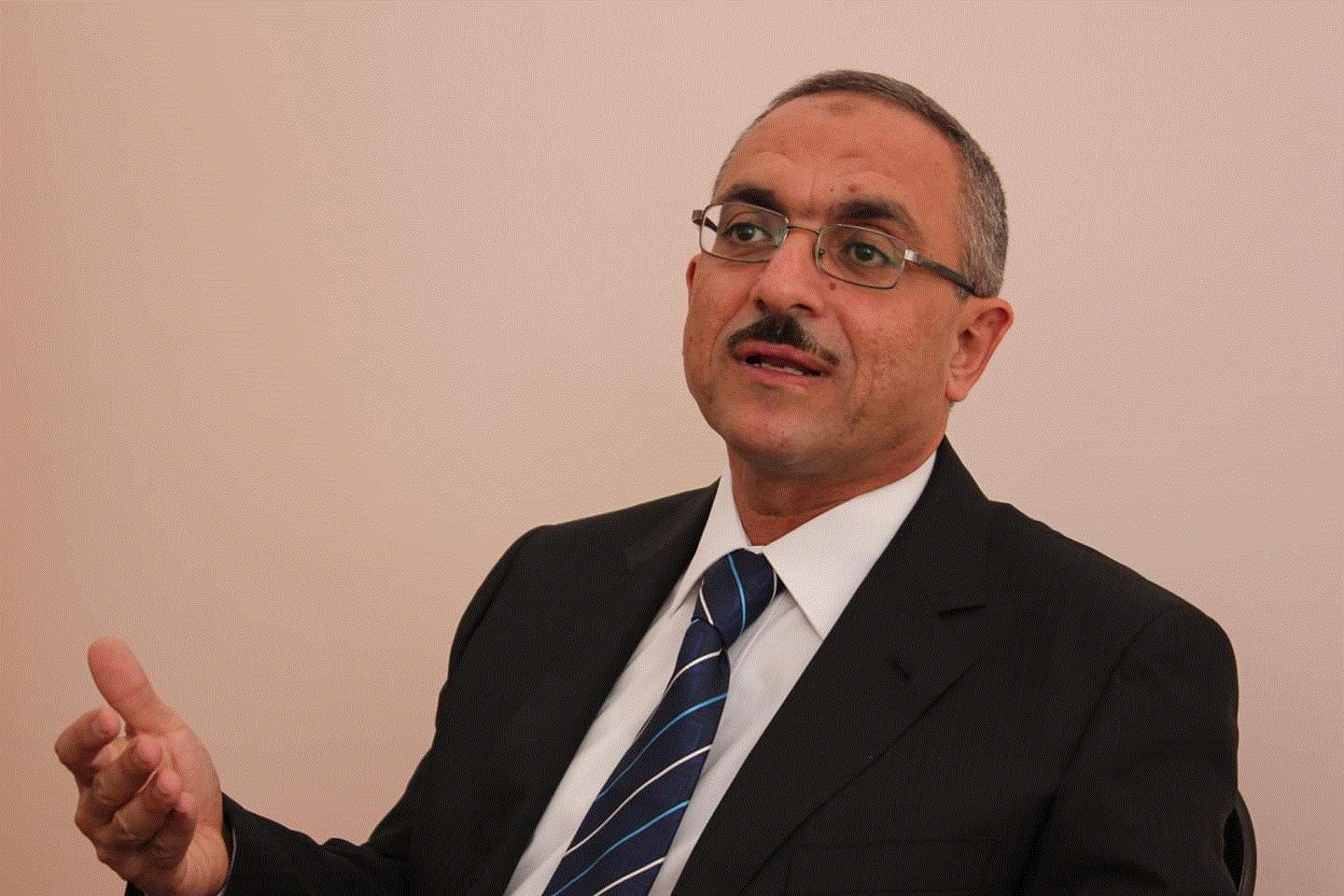 اعتقلت قوات الأمن المصري عمر أبو خليل، طبيب نفسي، من عيادته في الإسكندرية انتقاما من أنشطة أخيه.