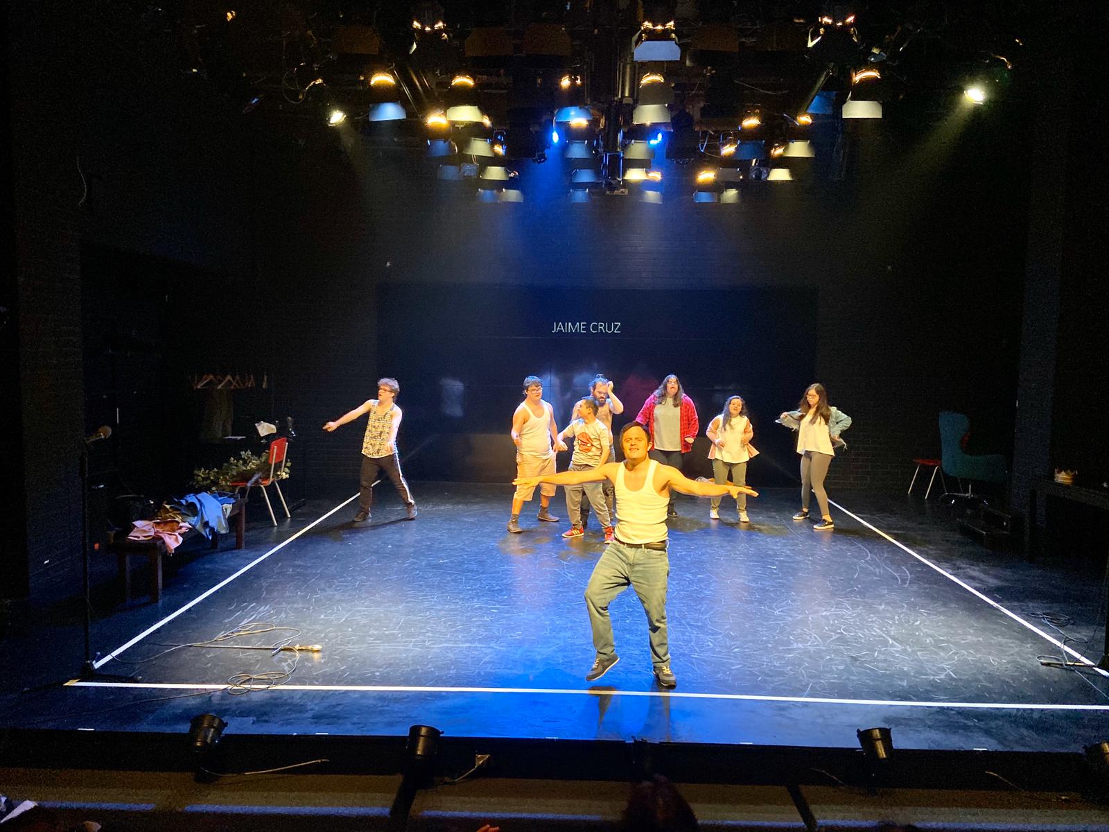 Artistas escénicos con síndrome de Down durante una representación de Hamlet en un teatro en Lima en diciembre de 2019. 