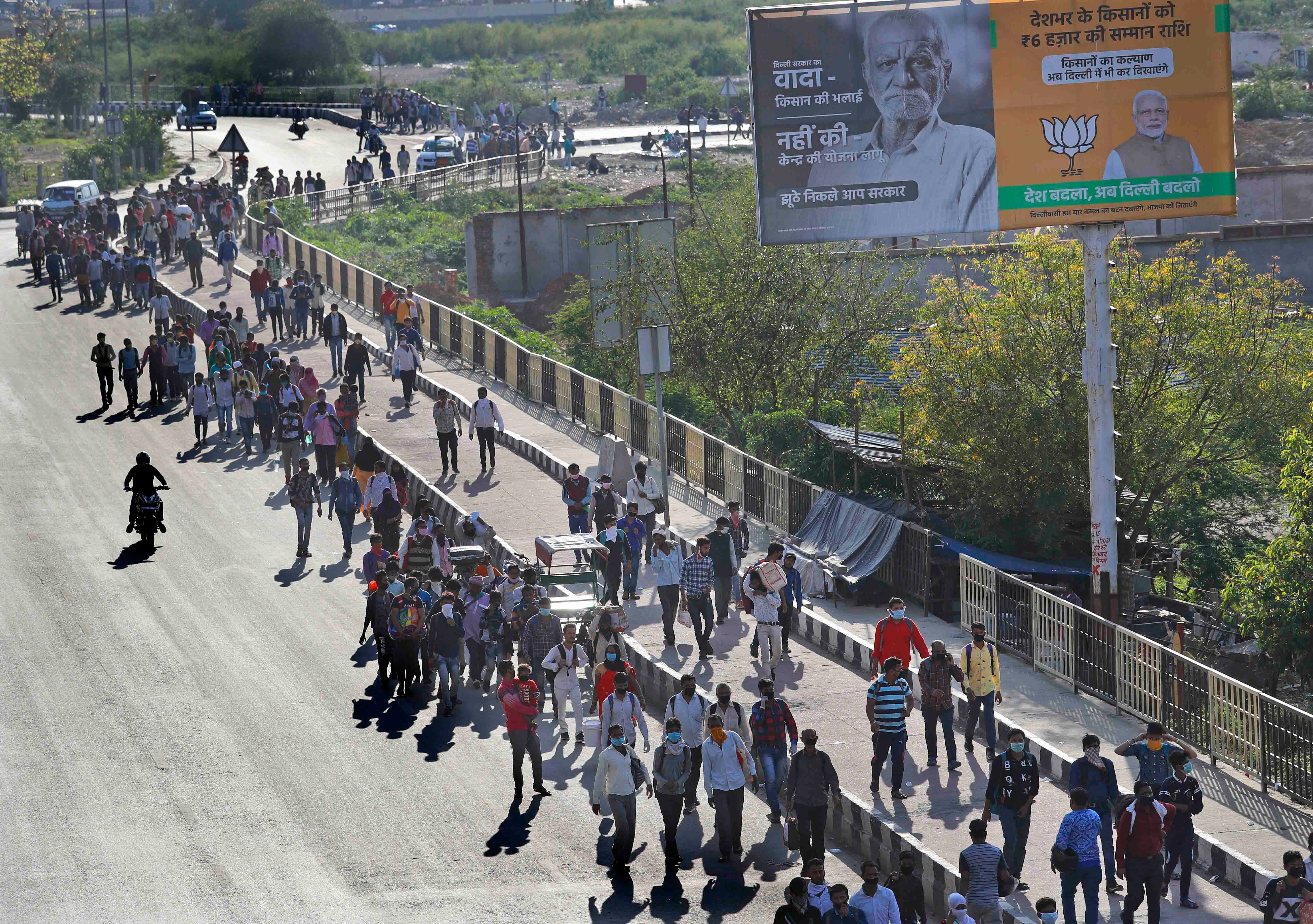 Migrant workers make the journey to their villages on foot following a lockdown amid concern of the spread of coronavirus in New Delhi, India, March 27, 2020. 