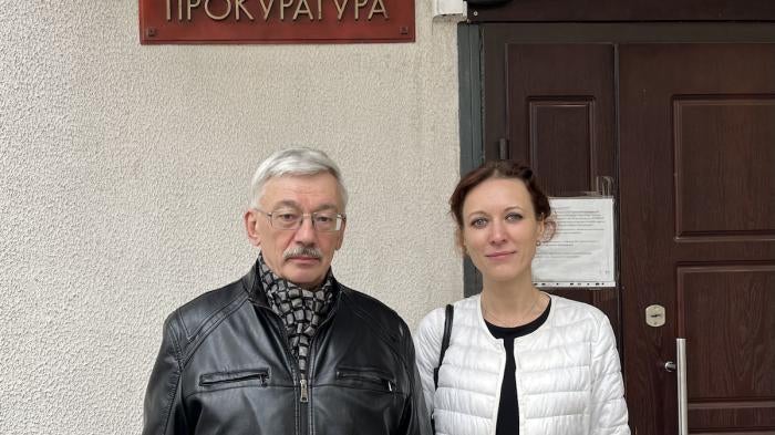 Oleg Orlov and his lawyer, Katerina Tertukhina, at the prosecutor’s office in Moscow when they received his indictment. © 2023 Memorial 