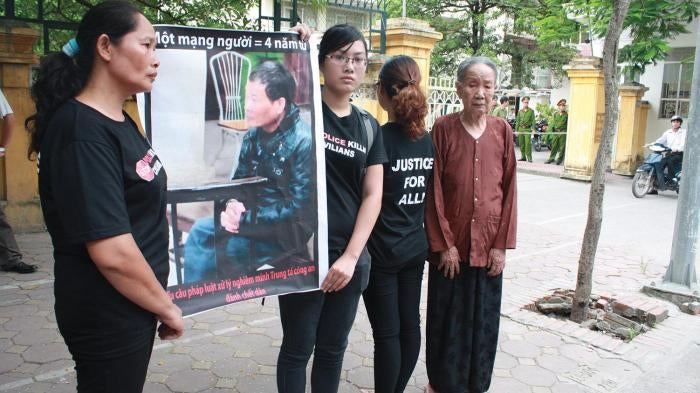 The family of Trinh Xuan Tung (his mother Nguyen Thi Cuc, his wife Nguyen Thi Mien, and his two daughters Trinh Kim Tien and Trinh Cam Tu) outside the court on July 17, 2012, waiting to attend appellate proceedings in the trial of former Coronel.