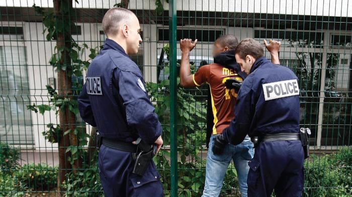 Policiers effectuent un contrôle d’identité etpalpation d’un jeune à Paris, France. 06.06.2011 © 2011 Ludovic/Rea/Redux