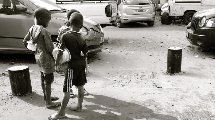 Des talibés mendient dans le centre ville de Dakar, au Sénégal, le 11 mai 2017.