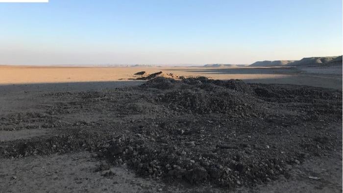  موقع مقبرة جماعية بالقرب من قرية بردية، زارته هيومن رايتس ووتش في 30 يناير/كانون الثاني. 2018 © بلقيس واللي/هيومن رايتس ووتش