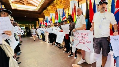 Manifestation contre l’utilisation de mines antipersonnel – et la vente de ces armes par certains pays dont les États-Unis – tenue le 26 novembre 2024 à Siem Reap, au Cambodge, lors de la cinquième Conférence d’examen de la Convention d’Ottawa de 1997 sur l’interdiction de telles armes.