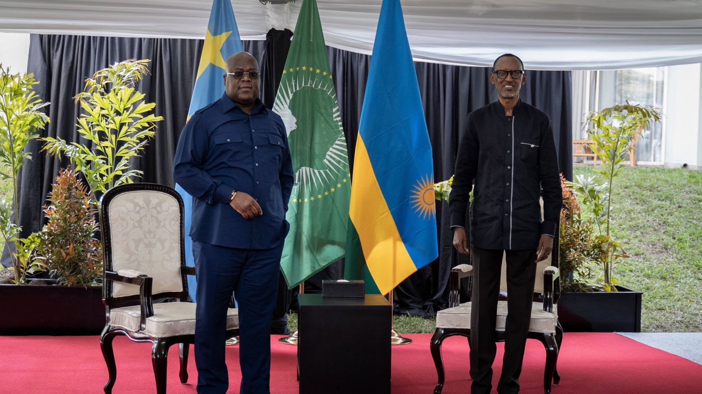 Le président de la République démocratique du Congo, Félix Tshisekedi (à gauche), et le président du Rwanda, Paul Kagame, à l'hotel Serena à Rubavu, au Rwanda, le 25 juin 2021.