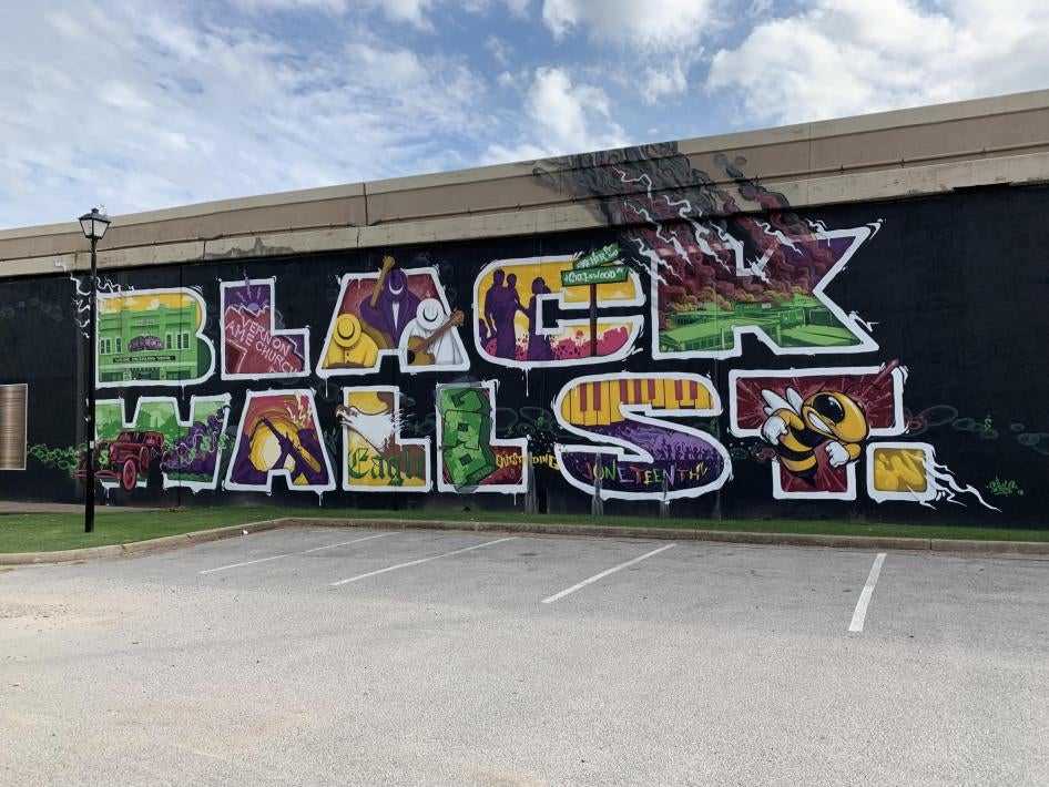 Black Wall Street Mural. © Dreisen Heath/Human Rights Watch