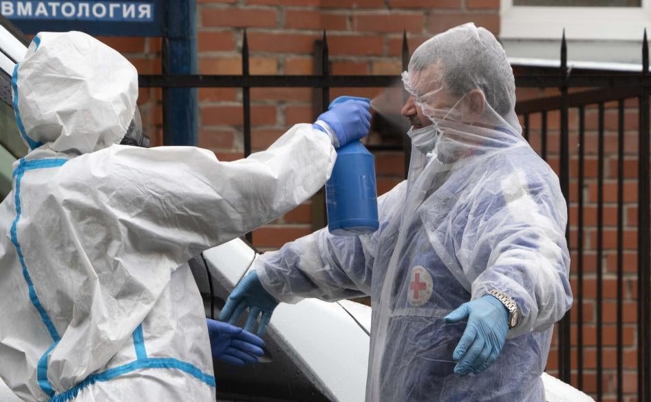 Дезинфекция водителя скорой помощи в «ковидной» больнице Санкт-Петербурга. 4 июня 2020 г.