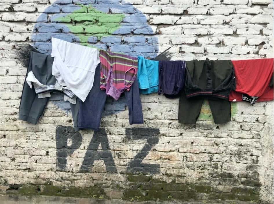 Un grafiti dice "paz" en la ciudad de Tumaco, Colombia, donde operan disidencias de las FARC.