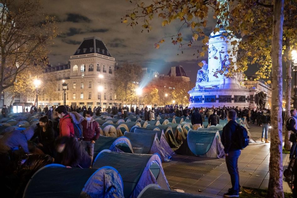 500 tentes pour abriter des personnes exilées ont été plantées sur la Place de la République à Paris le 23 novembre 2020 avant d'être violemment démantelées par les forces de police. 