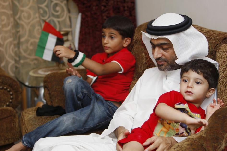 Le défenseur émirati des droits humains Ahmed Mansoor, photographié avec ses deux fils lors d’un entretien avec Reuters à Dubaï, le 30 novembre 2011. 