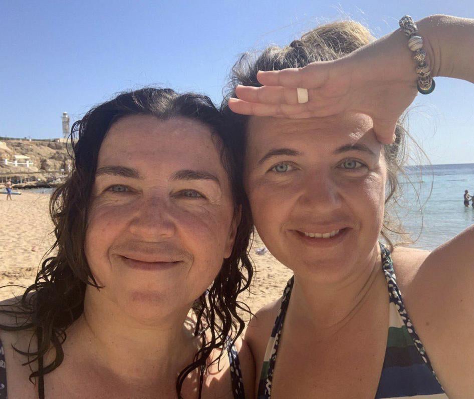 Александра Слуцкая (справа) и ее мать, журналистка Юлия Слуцкая (слева), на отдыхе за несколько дней до ареста Юлии.