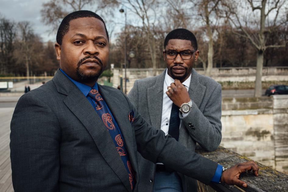 Gradi Koko, à droite, et Navy Malela, anciens cadres du département d’audit d’Afriland First Bank CD, le 17 février 2021 à Paris, en France.