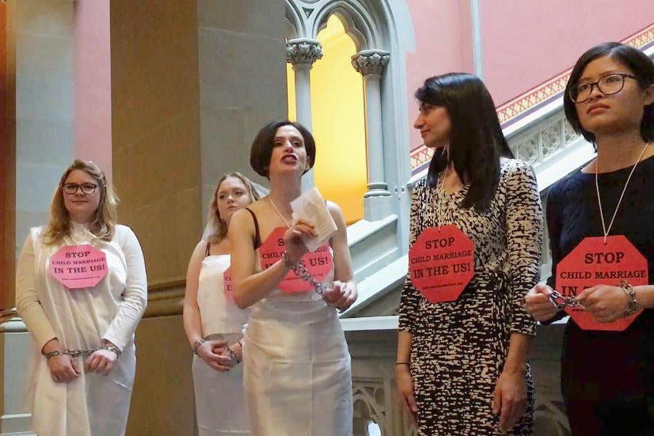Mujeres protestan contra el matrimonio infantil en el capitolio del estado de Nueva York, en Albany, el 14 de febrero de 2017. 