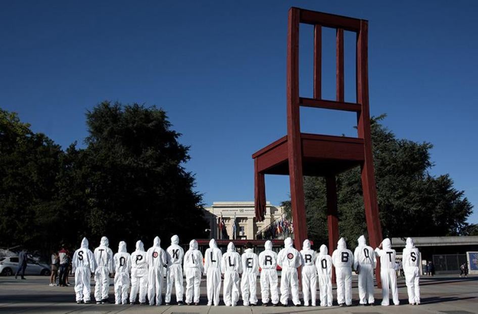 Devant le bureau des Nations Unies à Genève, des membres de la Campagne contre les robots tueurs exprimaient visuellement le message « Stop Killer Robots ». Cette campagne appelle les gouvernements à ne pas autoriser le développement de systèmes d'armes capables de sélectionner et d’attaquer des cibles sans aucune intervention humaine.