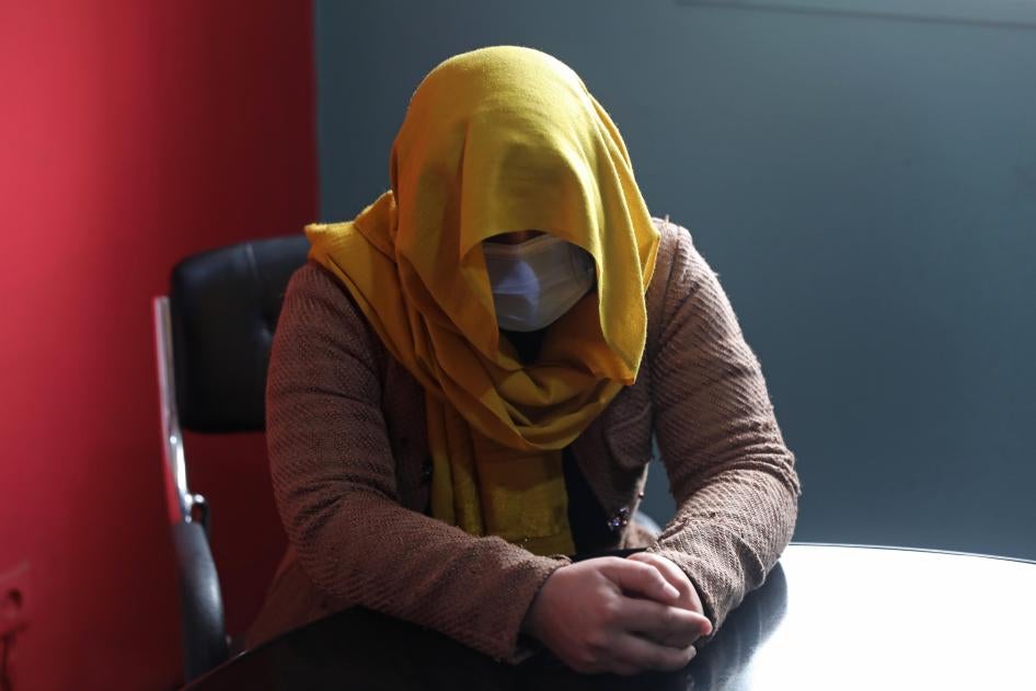 A TV presenter from southern Afghanistan hides her identity for security concerns as she gives an interview to The Associated Press in Kabul, February 3, 2022. © 2022 AP Photos/Rahmat Gul
