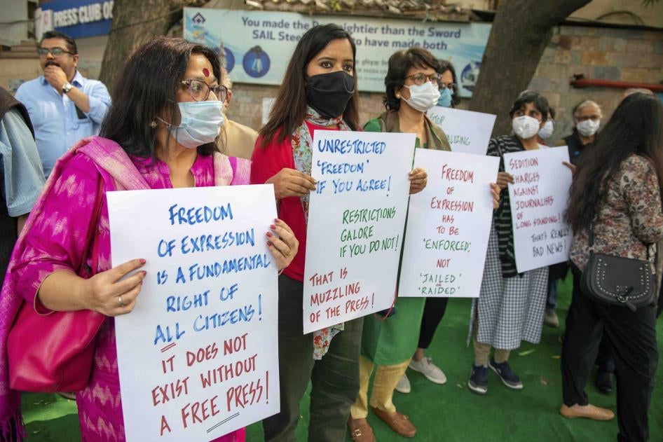 प्रेस क्लब ऑफ इंडिया के बाहर मीडिया पर सरकारी तंत्र के बढ़ते प्रतिबंधों का विरोध करते पत्रकार, नई दिल्ली, भारत, 18 फरवरी, 2021