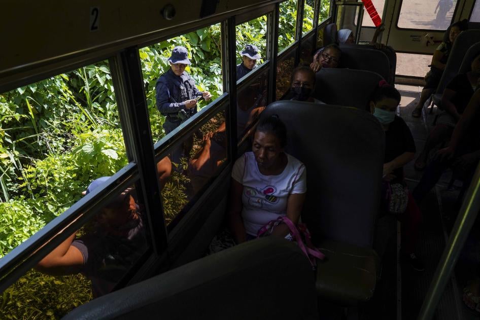 202212americas_elsalvador_policepatrol_bus