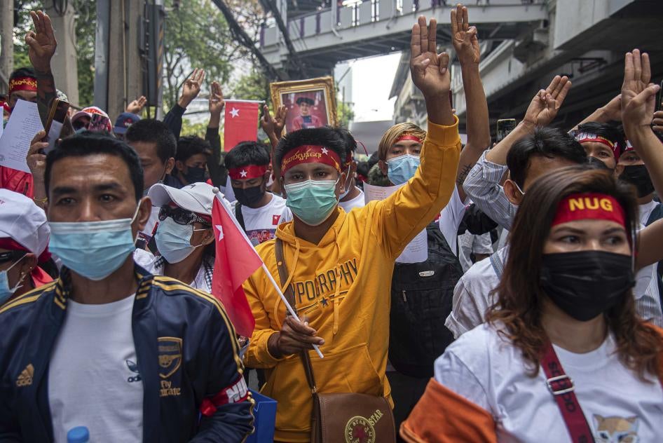 Des manifestants faisaient le salut à trois doigts lors d'un rassemblement devant l'ambassade du Myanmar à Bangkok, en Thaïlande, le 1er février 2023, à l’occasion du deuxième anniversaire du coup d’État militaire perpétré au Myanmar le 1er février 2021.