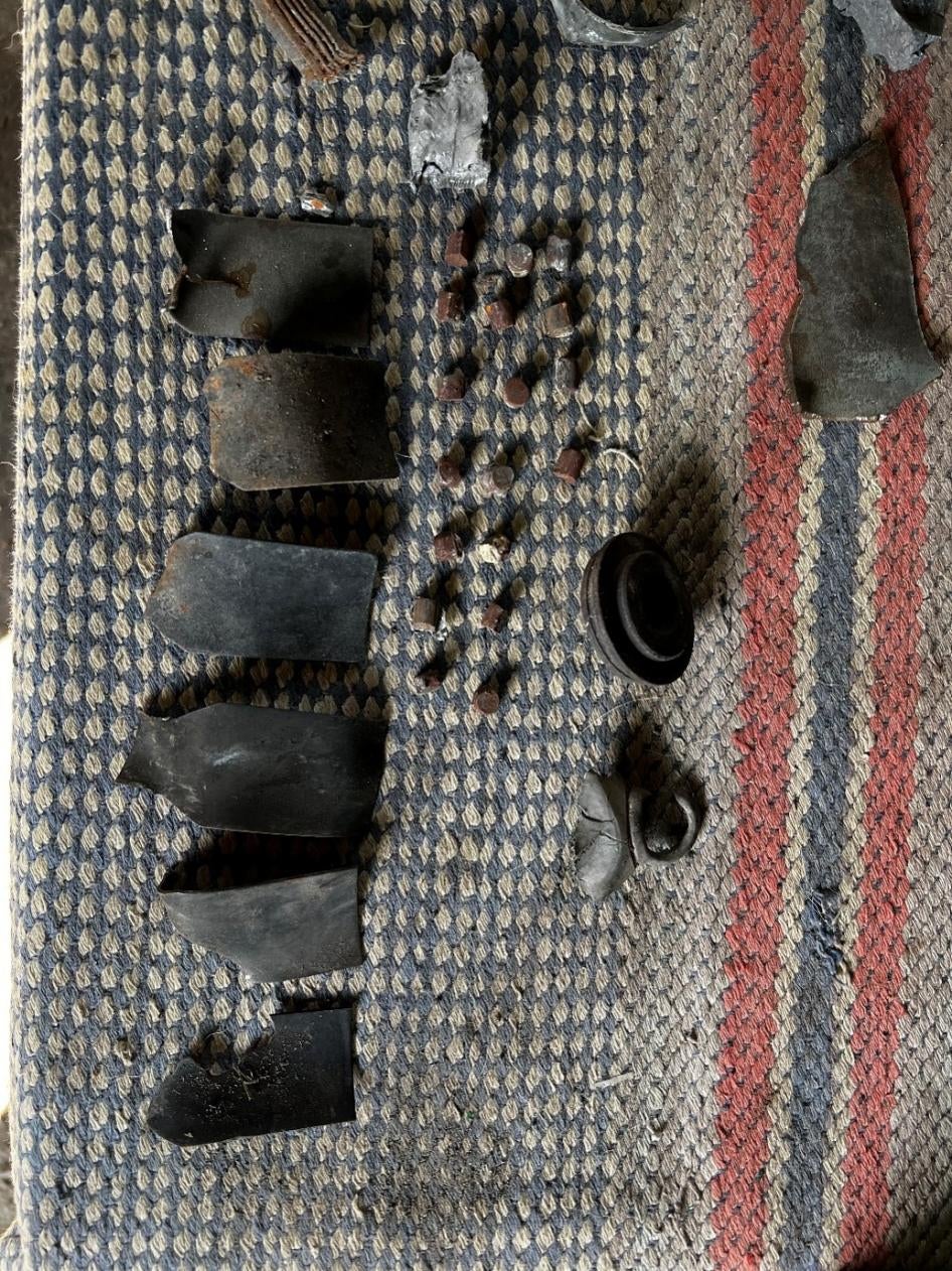 Vestígios de submunições de fragmentação 9N210 ou 9N235 que uma família retirou de seu jardim e de sua casa, na margem esquerda do rio Siverskiy Donets, enquanto as forças russas ocupavam a área em 2022. 