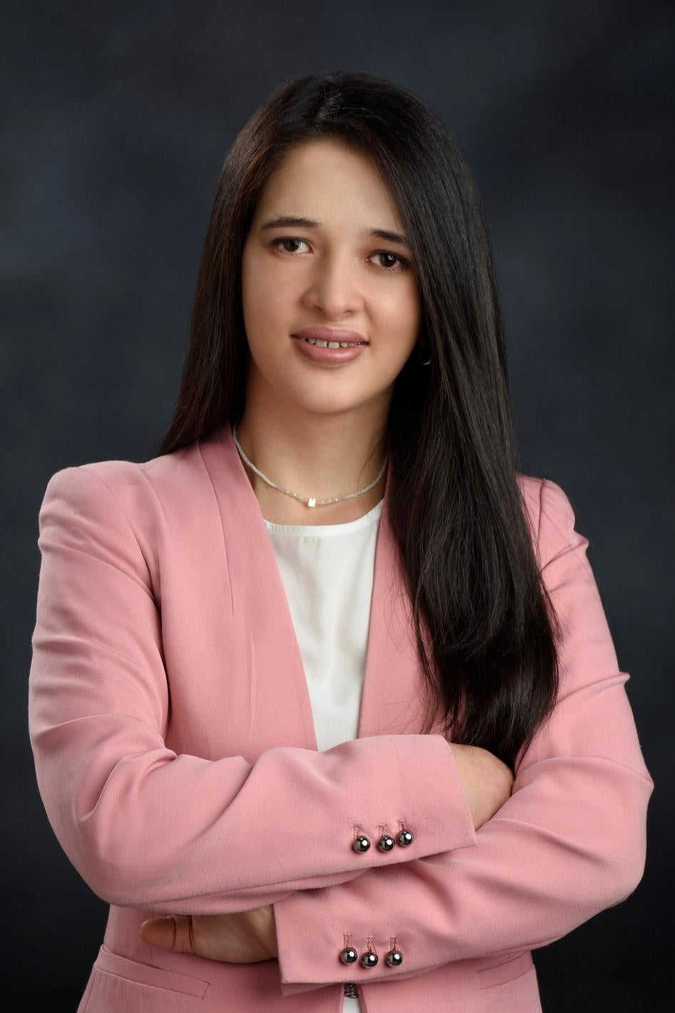 Colored headshot of Mariana Lozano, a young woman from Colombia.