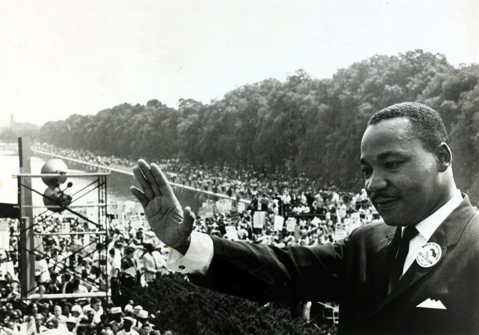 Le pasteur Martin Luther King Jr., debout sur les marches du Lincoln Memorial à Washington, saluait la foule rassemblée à l’occasion de la Marche sur Washington pour l'emploi et la liberté, le 28 août 1963.